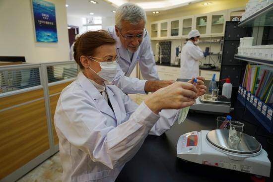 它携手香港星洲国际汉药研究院、日本森田生命科学研究院等7家国际顶尖机构达成战略合作