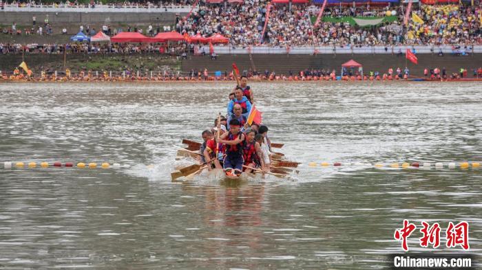 2024年怀化传统龙舟赛沅陵赛区开赛：43条龙舟挥