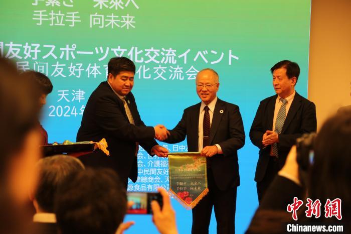 手拉手向未来：在东京举行的中日民间友好体育