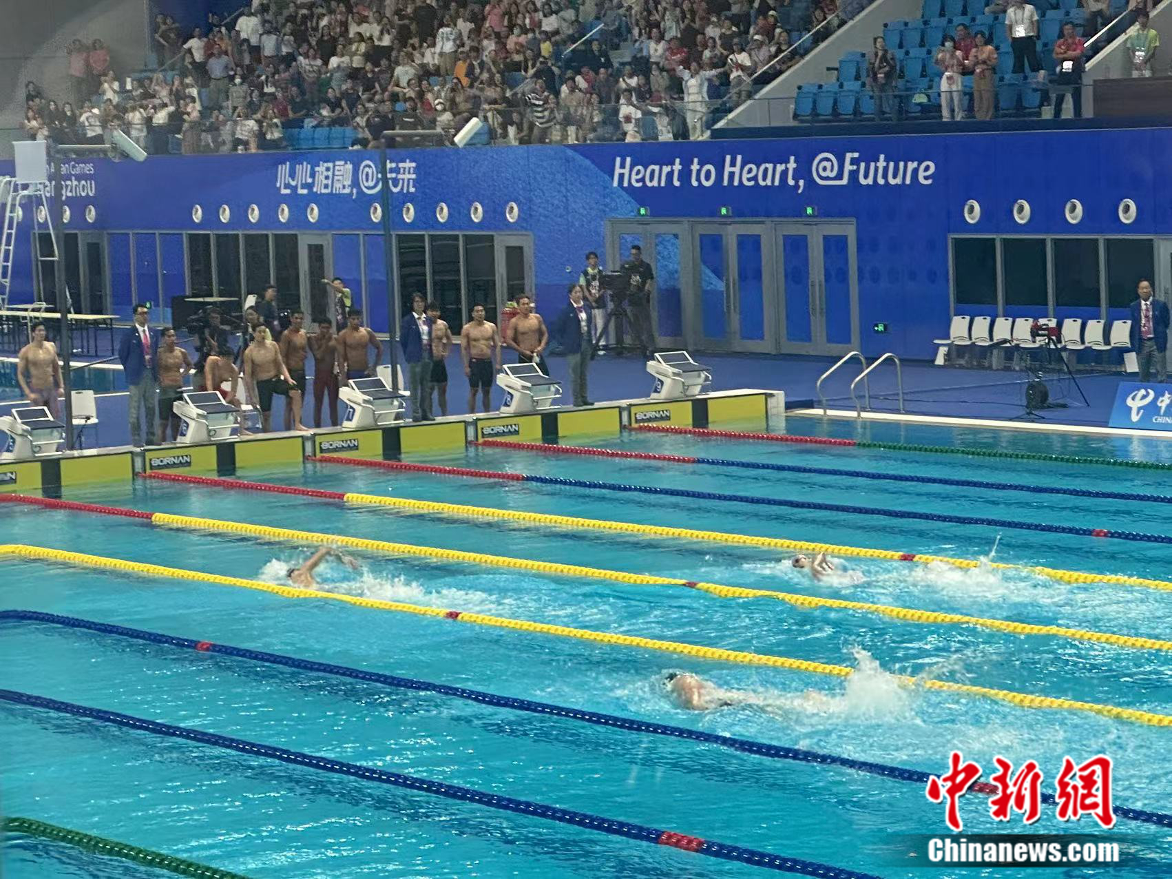 杭州亚运会男子4x200米自由泳接力赛中国队摘银
