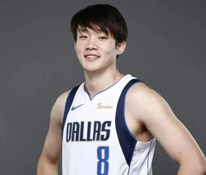 尼克斯球星布伦森致敬丁彦雨航：祝贺其退役开