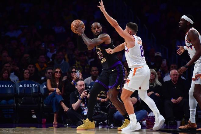 詹姆斯狂砍28+12+4抢断 湖人101-73大胜太阳