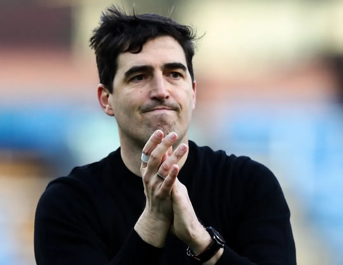 皇马老将离队引热议，英超新帅确定，多队争夺