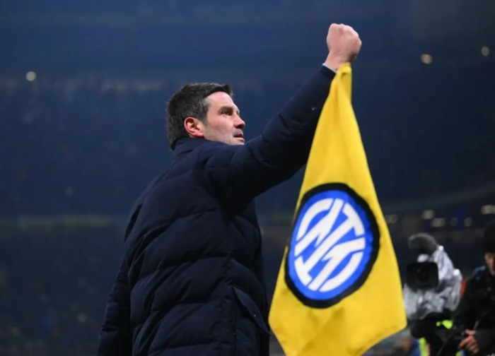 皇马老将离队引热议，英超新帅确定，多队争夺