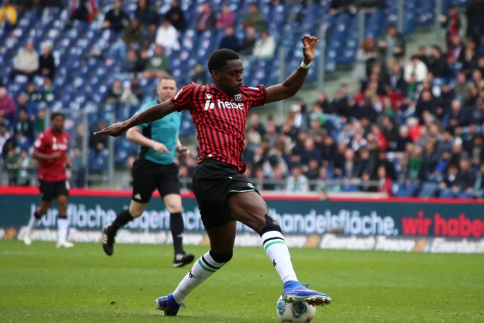 皇马老将离队引热议，英超新帅确定，多队争夺